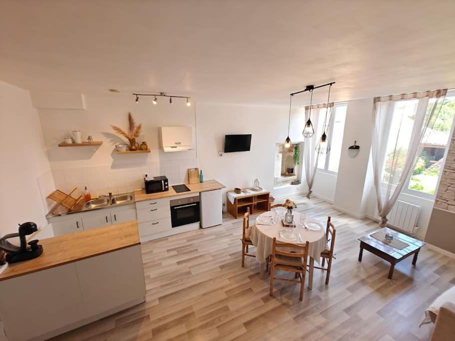 Le Duplex Du Centre - Ideal Pour Un Sejour Detente ! Saint-Savinien Exterior photo